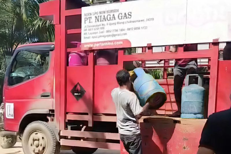 Pertamina Patra Niaga Kirim LPG Secara Manual Melalui Jembatan Putus