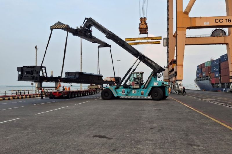TPS Menjadi Pusat Pengiriman Platform Lokomotif PT INKA ke Australia