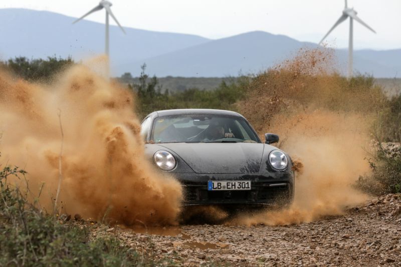 Porsche Menegaskan Tidak Akan Produksi 911 Versi Listrik Penuh