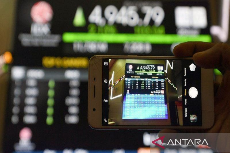 IHSG Menguat Didukung Kenaikan Seluruh Sektor Saham