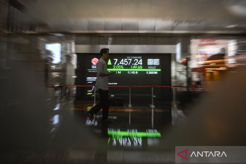 IHSG Awal Pekan Menguat 21,95 Poin Menjadi 6.197,48